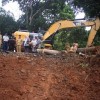 Anggota komisi III DPRD Kuningan saat meninjau lokasi jalan utama Kuningan-Majalengka yang terputus.